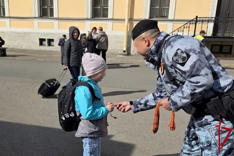 В День Победы сотрудники транспортного ОМОН "Балтика" присоединились к Всероссийской акции "Георгиевская ленточка"