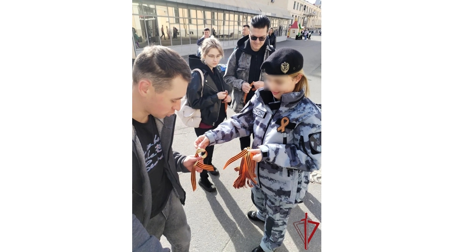 В День Победы сотрудники транспортного ОМОН "Балтика" присоединились к Всероссийской акции "Георгиевская ленточка"