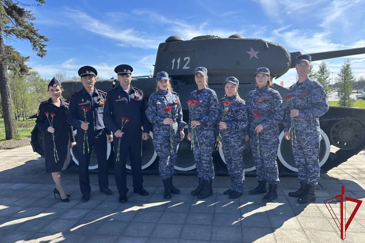 В Санкт-Петербурге росгвардейцы почтили память защитников города на «Пулковском рубеже» в преддверии 81-й годовщины Победы в Великой Отечественной войне