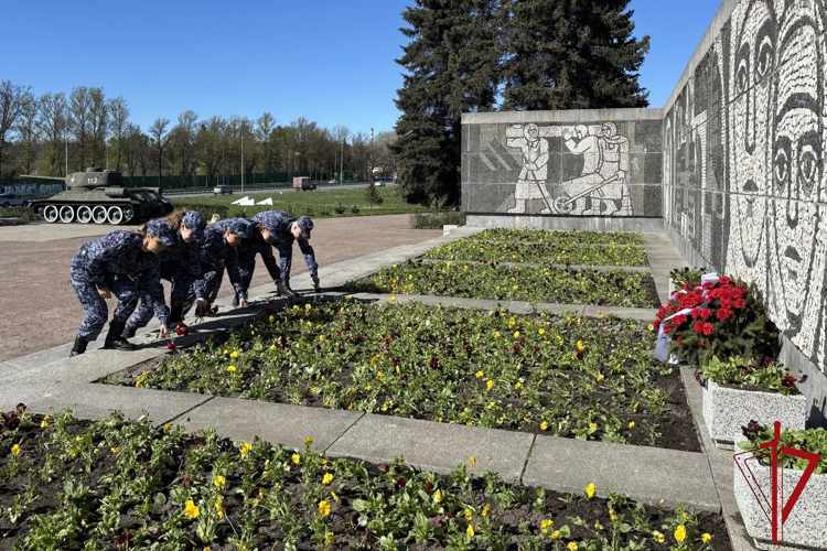 В Санкт-Петербурге росгвардейцы почтили память защитников города на «Пулковском рубеже» в преддверии 81-й годовщины Победы в Великой Отечественной войне