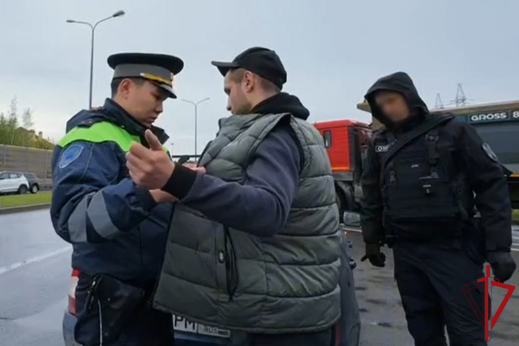 В Ленобласти ОМОН Росгвардии оказал содействие полиции в проведении рейда по проверке соблюдения правил дорожного движения и миграционного законодательства