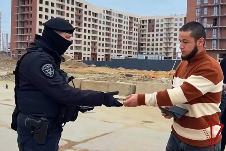 В Ленобласти ОМОН Росгвардии оказал содействие полиции в проведении рейда по проверке соблюдения ПДД и миграционного законодательства
