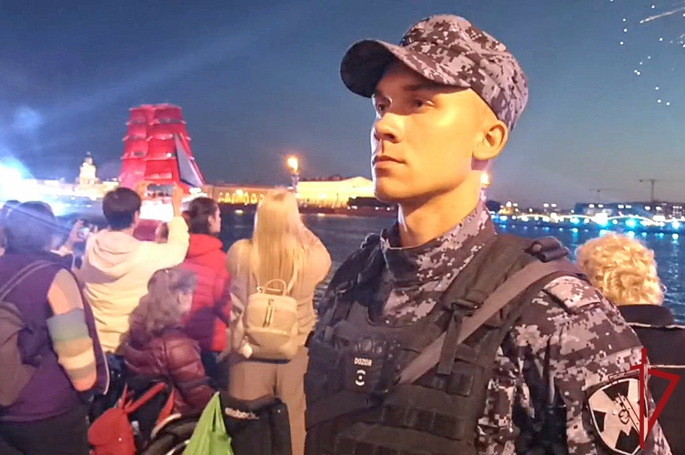 В Санкт-Петербурге сотрудники и военнослужащие Росгвардии приняли участие в обеспечении безопасности на празднике "Алые паруса"