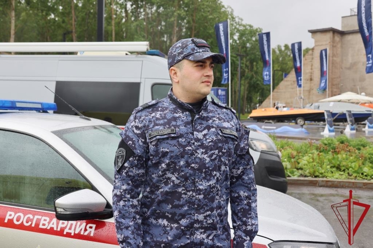 В Санкт-Петербурге сотрудники Росгвардии приняли участие в обеспечении правопорядка и безопасности при проведении военно-морского салона "Флот-2026"