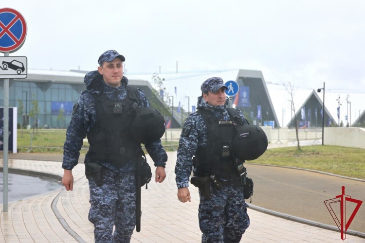 В Санкт-Петербурге сотрудники Росгвардии приняли участие в обеспечении правопорядка и безопасности при проведении военно-морского салона "Флот-2026"