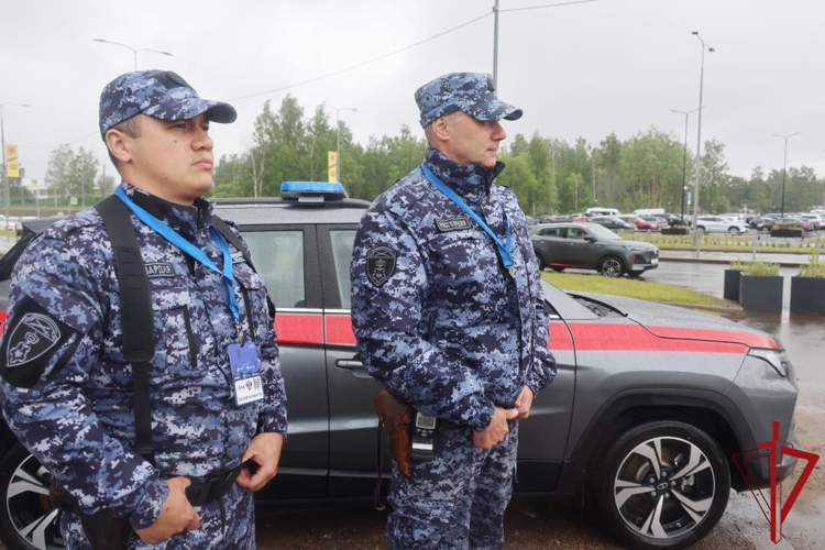 В Санкт-Петербурге сотрудники Росгвардии приняли участие в обеспечении правопорядка и безопасности при проведении военно-морского салона "Флот-2026"