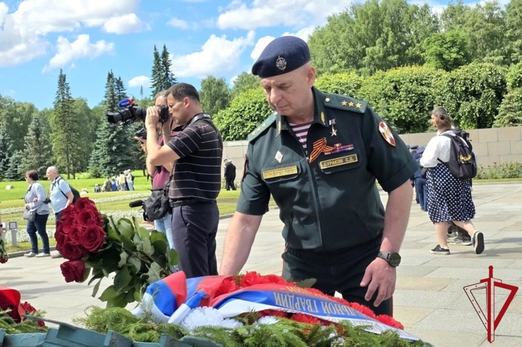 Представители ГУ Росгвардии приняли участие в торжественно-траурной церемонии на Пискарёвском мемориальном кладбище