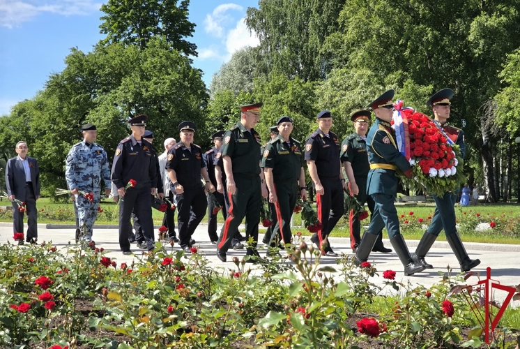 Представители ГУ Росгвардии приняли участие в торжественно-траурной церемонии на Пискарёвском мемориальном кладбище