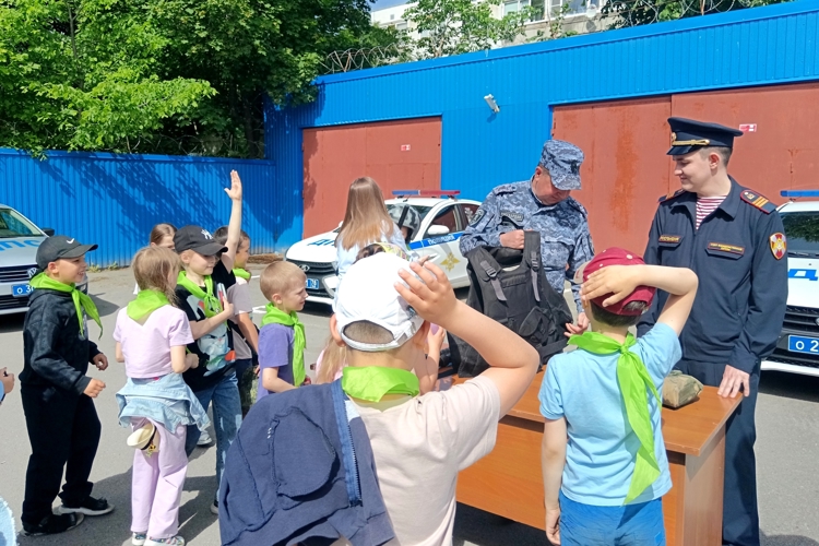 В Санкт-Петербурге и Ленинградской области сотрудники Росгвардии провели мероприятия, посвященные Дню России