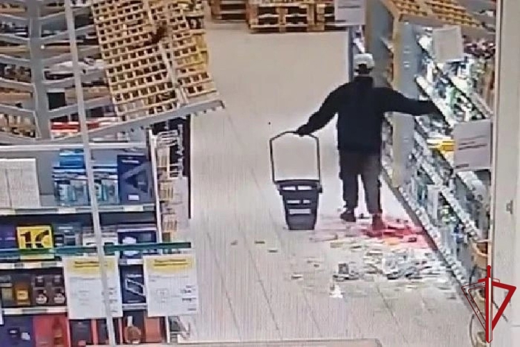 Наряд Росгвардии задержал дебошира, устроившего погром в одном из петербургских магазинов