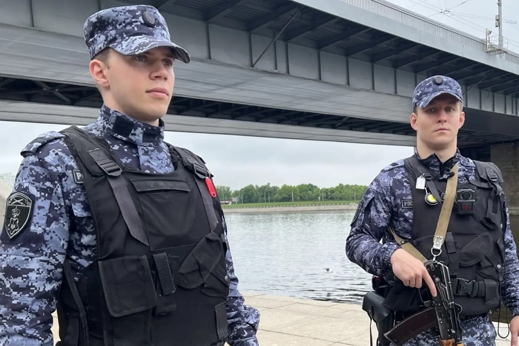 В Петербурге сотрудник Росгвардии спас тонущего в Неве мужчину, прыгнув за ним в ледяную воду