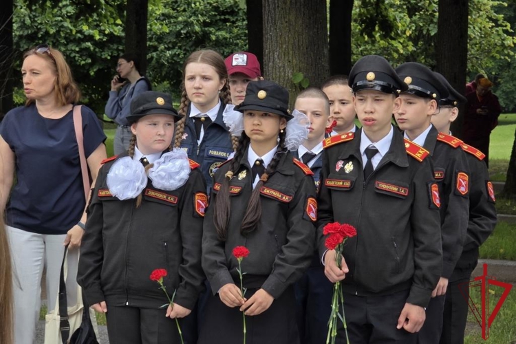 Представители ГУ Росгвардии приняли участие в торжественно-траурной церемонии на Пискарёвском мемориальном кладбище