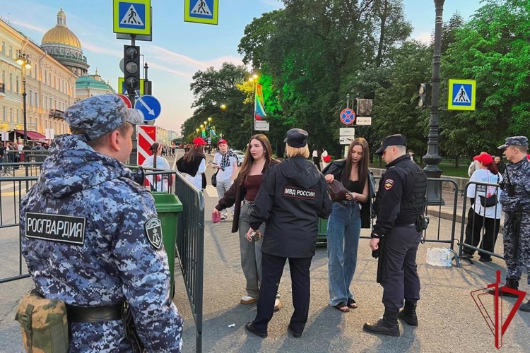 В Санкт-Петербурге сотрудники и военнослужащие Росгвардии приняли участие в обеспечении безопасности на празднике "Алые паруса"