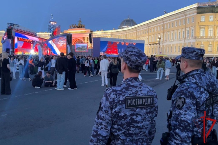 В Санкт-Петербурге сотрудники и военнослужащие Росгвардии приняли участие в обеспечении безопасности на празднике "Алые паруса"