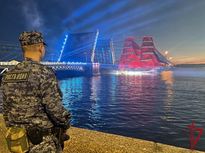 В Санкт-Петербурге сотрудники и военнослужащие Росгвардии приняли участие в обеспечении безопасности на празднике "Алые паруса"
