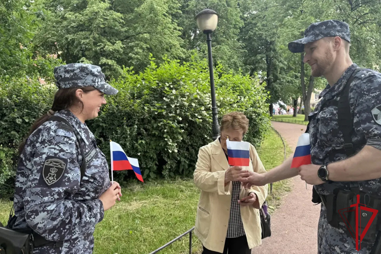 В Санкт-Петербурге представители Росгвардии провели мероприятия, посвящённые Дню России