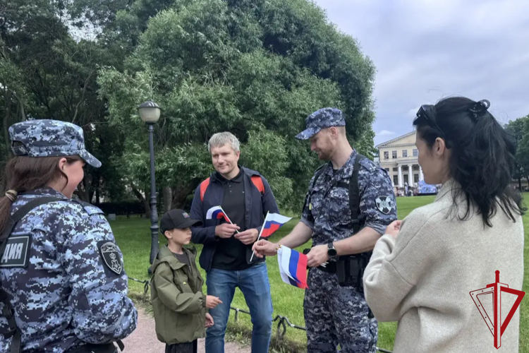 В Санкт-Петербурге представители Росгвардии провели мероприятия, посвящённые Дню России