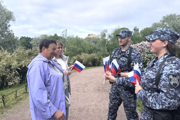 В Санкт-Петербурге представители Росгвардии провели мероприятия, посвящённые Дню России