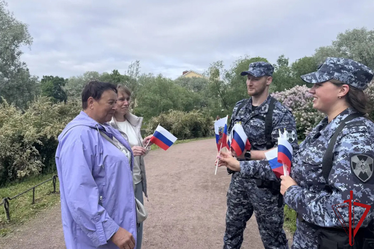 В Санкт-Петербурге представители Росгвардии провели мероприятия, посвящённые Дню России