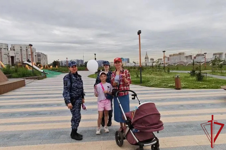 В Санкт-Петербурге представители Росгвардии провели мероприятия, посвящённые Дню России