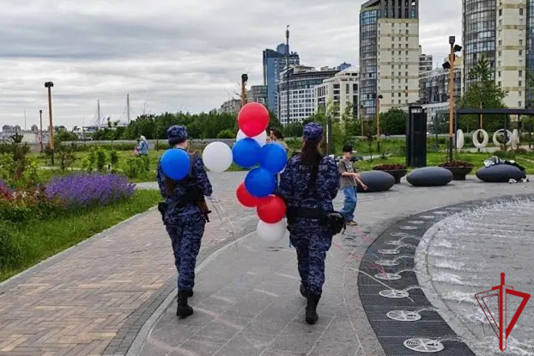 В Санкт-Петербурге представители Росгвардии провели мероприятия, посвящённые Дню России