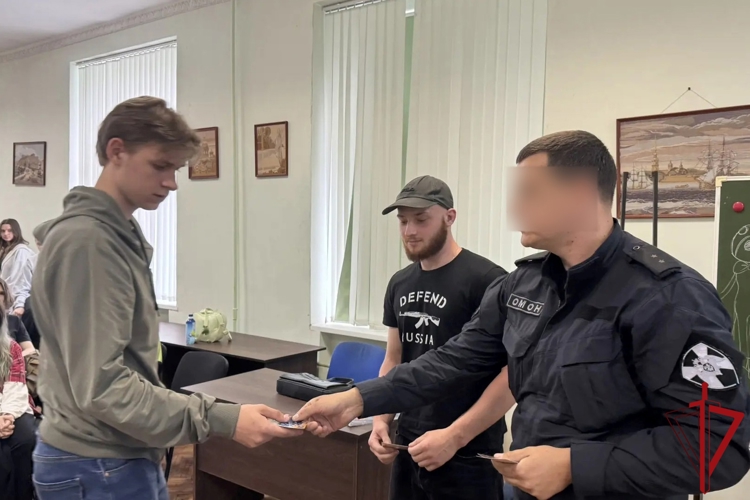 Представители ГУ Росгвардии провели профилактические встречи с петербургской молодёжью