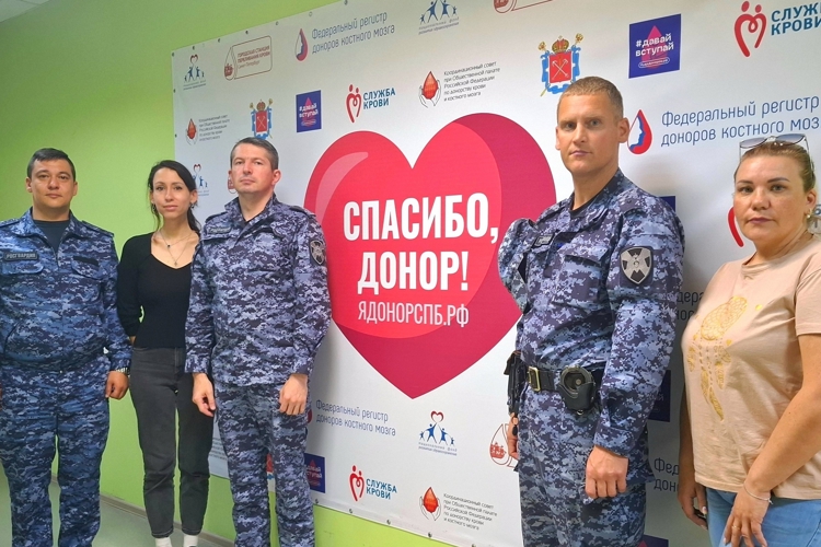 В преддверии Всемирного дня донора петербургские росгвардейцы сдали кровь для пациентов городских больниц