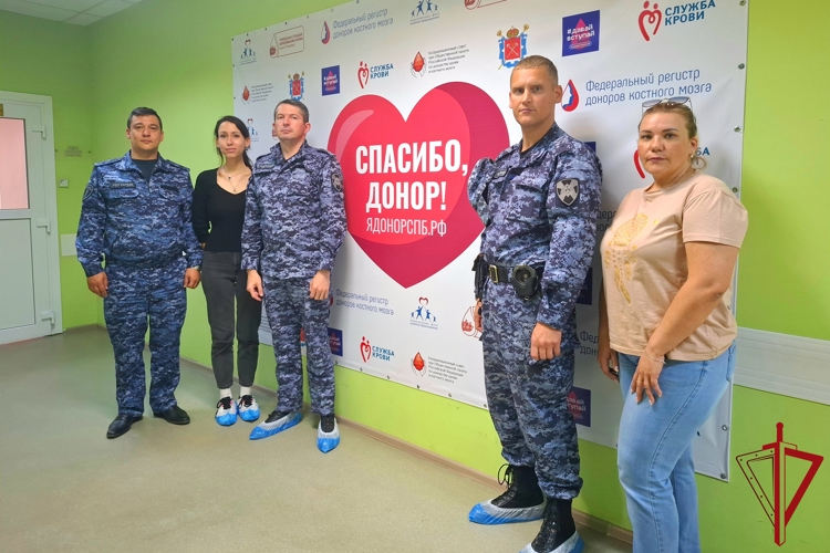 В преддверии Всемирного дня донора петербургские росгвардейцы сдали кровь для пациентов городских больниц