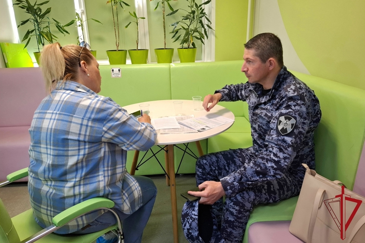 В преддверии Всемирного дня донора петербургские росгвардейцы сдали кровь для пациентов городских больниц