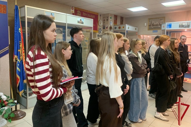 Представители Росгвардии провели встречу с учащимися правоохранительного колледжа, проходящими практику во вневедомственной охране
