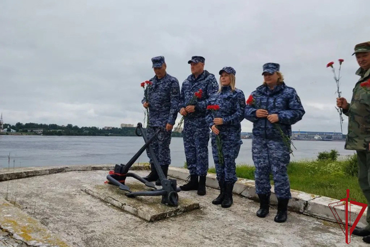 В Санкт-Петербурге и Ленобласти сотрудники и ветераны Росгвардии приняли участие в автопробеге, посвященном Дню памяти и скорби