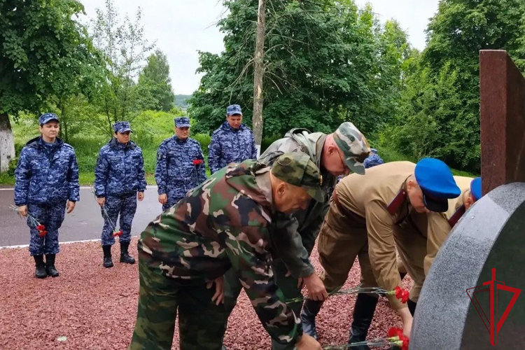 В Санкт-Петербурге и Ленобласти сотрудники и ветераны Росгвардии приняли участие в автопробеге, посвященном Дню памяти и скорби