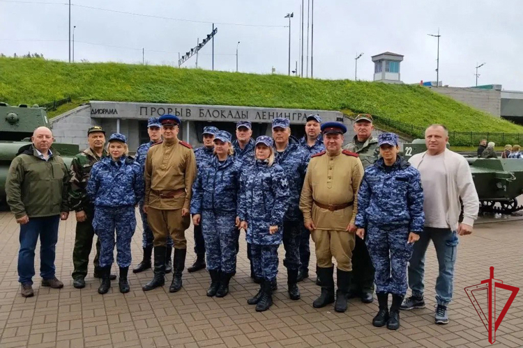 В Санкт-Петербурге и Ленобласти сотрудники и ветераны Росгвардии приняли участие в автопробеге, посвященном Дню памяти и скорби