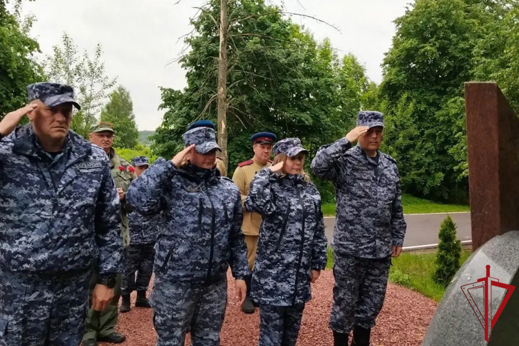 В Санкт-Петербурге и Ленобласти сотрудники и ветераны Росгвардии приняли участие в автопробеге, посвященном Дню памяти и скорби