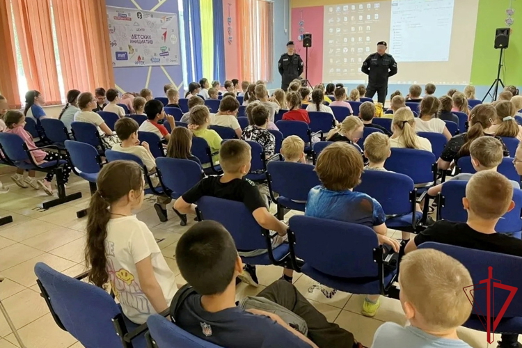 Сотрудники ОМОН "Балтика" (на транспорте) Росгвардии провели урок мужества для воспитанников летнего лагеря