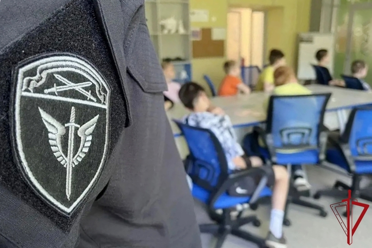 Сотрудники ОМОН "Балтика" (на транспорте) Росгвардии провели урок мужества для воспитанников летнего лагеря