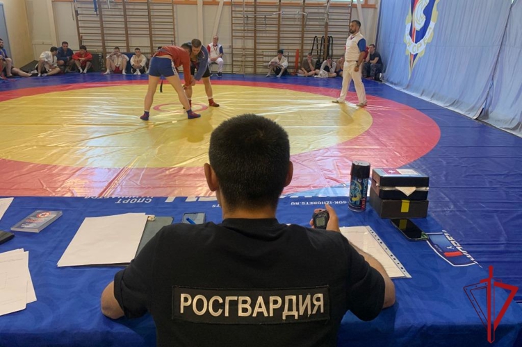 Чемпионат по самбо прошел среди подразделений вневедомственной охраны Петербурга и Ленобласти