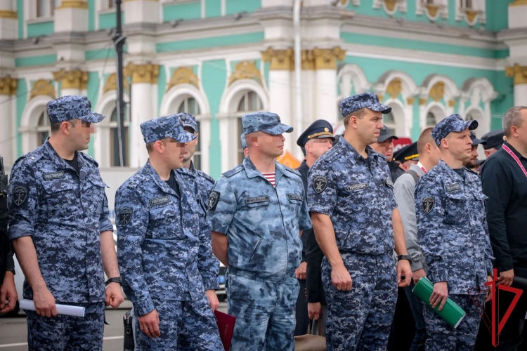 В Санкт-Петербурге сотрудники и военнослужащие Росгвардии приняли участие в обеспечении безопасности на празднике "Алые паруса"