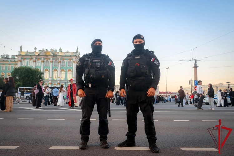 В Санкт-Петербурге сотрудники и военнослужащие Росгвардии приняли участие в обеспечении безопасности на празднике "Алые паруса"