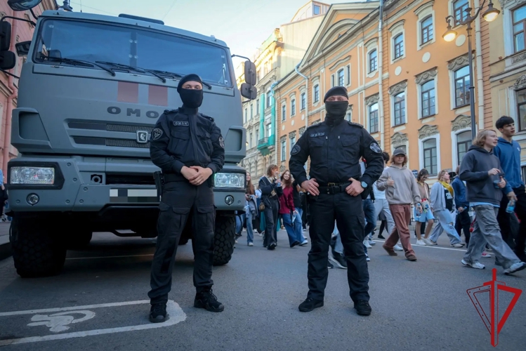 В Санкт-Петербурге сотрудники и военнослужащие Росгвардии приняли участие в обеспечении безопасности на празднике "Алые паруса"