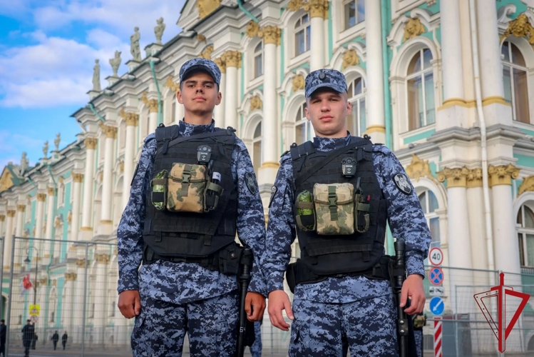 В Санкт-Петербурге сотрудники и военнослужащие Росгвардии приняли участие в обеспечении безопасности на празднике "Алые паруса"