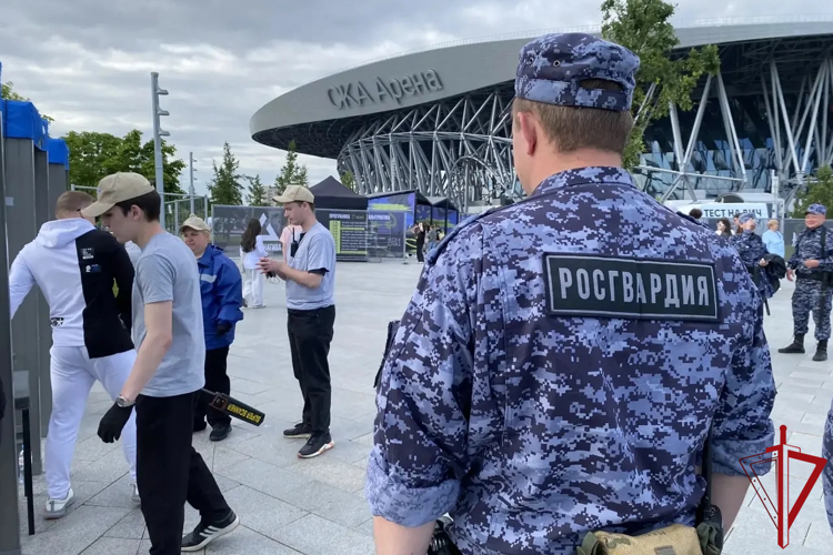 Сотрудники Росгвардии обеспечили безопасность во время празднования Дня молодежи у "СКА Арены"