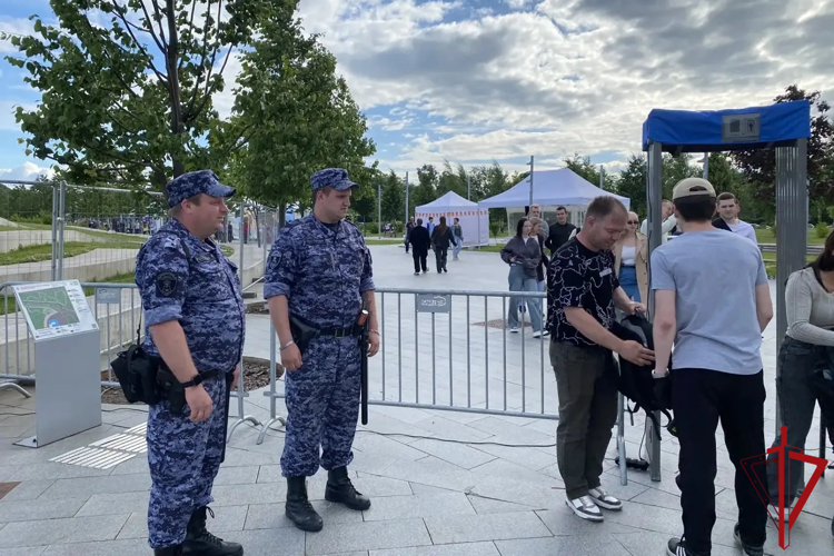 Сотрудники Росгвардии обеспечили безопасность во время празднования Дня молодежи у "СКА Арены"