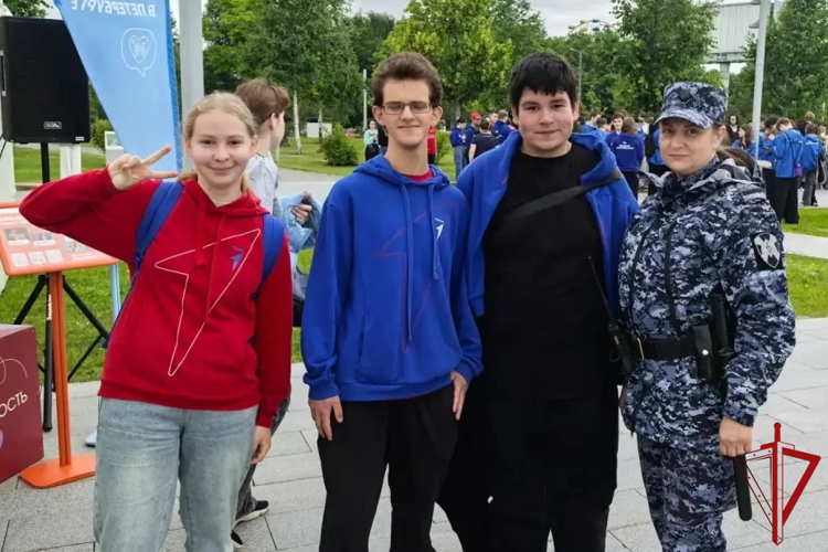 Сотрудники Росгвардии обеспечили безопасность во время празднования Дня молодежи у "СКА Арены"