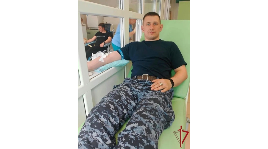 В преддверии Всемирного дня донора петербургские росгвардейцы сдали кровь для пациентов городских больниц