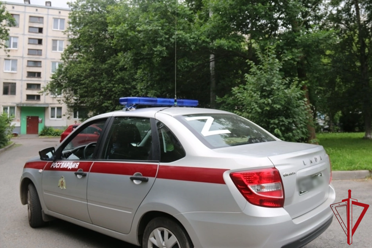 В Калининском районе наряд Росгвардии задержал правонарушителя с ножом, напавшего на мужчину у магазина алкогольной продукции