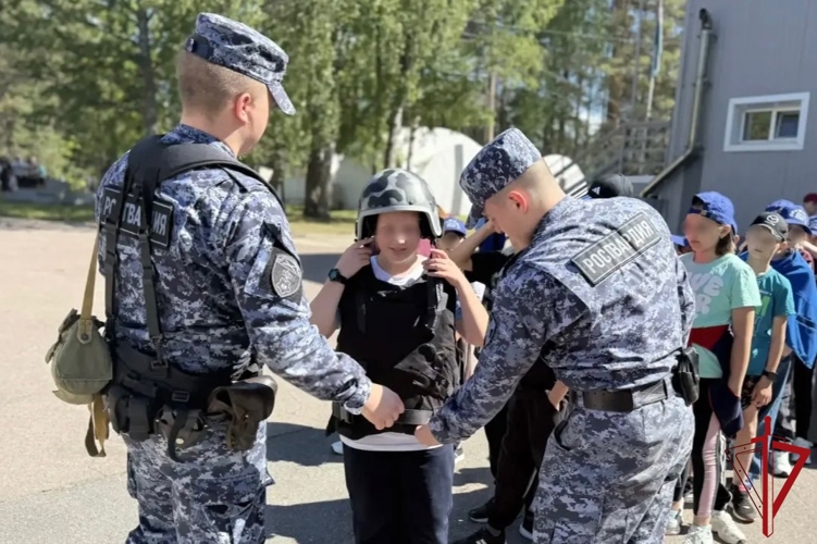 В Курортном районе сотрудники Росгвардии провели урок безопасности для воспитанников летнего лагеря