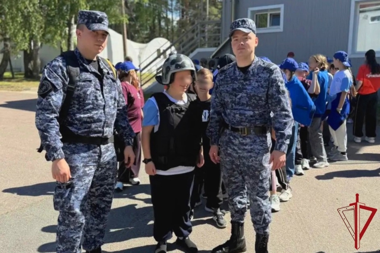 В Курортном районе сотрудники Росгвардии провели урок безопасности для воспитанников летнего лагеря