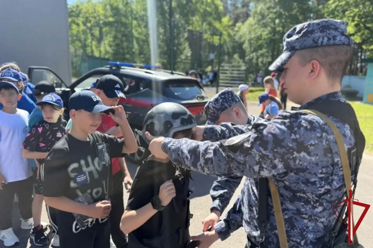 В Курортном районе сотрудники Росгвардии провели урок безопасности для воспитанников летнего лагеря