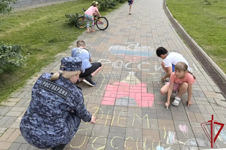 В Санкт-Петербурге и Ленинградской области сотрудники Росгвардии провели мероприятия, посвященные Дню России